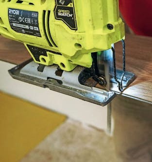 Isolert anneks: Not sages av klikkgulv til isolert anneks Isolert anneks: Noten sages av på den første rekken til klikkgulvet til det isolerte annekset